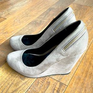 Mix No. 6 Taupe Zippered Suede Wedges Sz 7.5